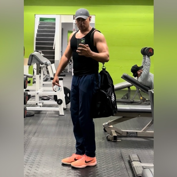 Meet your Posher, Juan - Picture 2 of 3